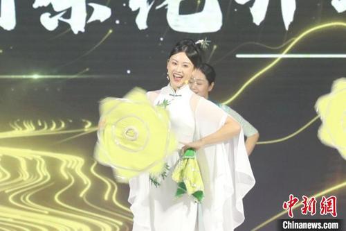 中国侨网陈慧在《新民歌大会》推荐会上表演。 陈秋霞 摄