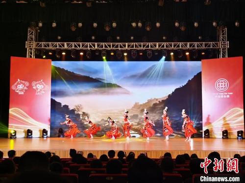 中国侨网暨南大学第二届民族文化节22日在该校石牌校区大礼堂举行。　郭军　摄