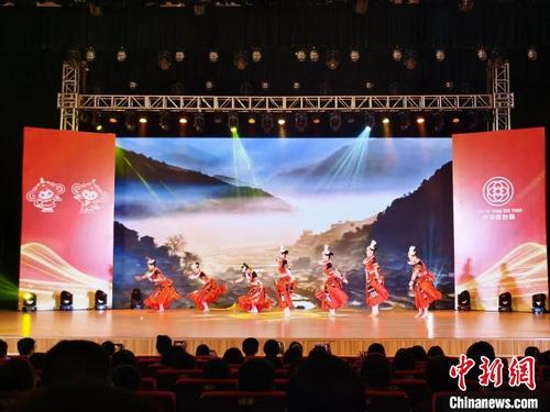 中国侨网暨南大学第二届民族文化节22日在该校石牌校区大礼堂举行。 郭军 摄