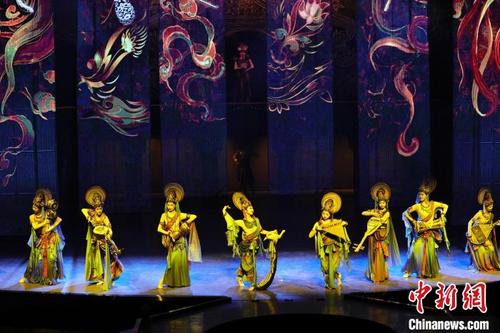 中国侨网该剧溯源敦煌文化,借助对莫高窟壁画、藏经洞古籍的深度解读梳理,活化敦煌古乐器、古乐谱研发成果。 甘肃演艺集团供图