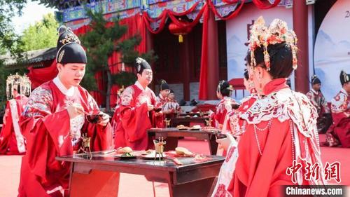 中国侨网“良缘永结·山河为鉴——潼关古城集体婚鉴仪式”在潼关古城举行。程前方 摄