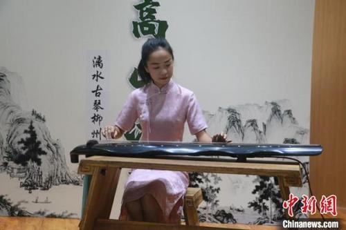 中国侨网8月27日，来自印度尼西亚的叶娜雅弹奏古琴。　肖漫宇摄
