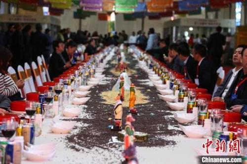 中国侨网图为“百人品藏味传承创新宴”活动现场。贡确 摄
