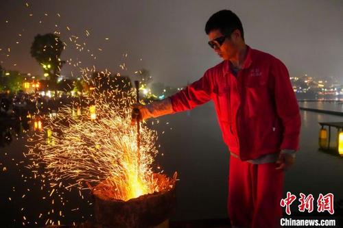 中国侨网艺人开始生火熔铁。 中新网记者 杨华峰 摄